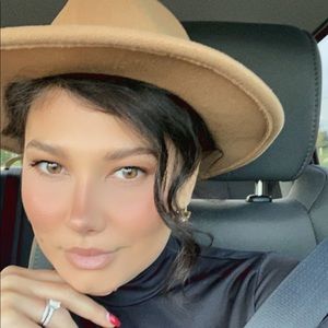 Meet your Posher, Yurata